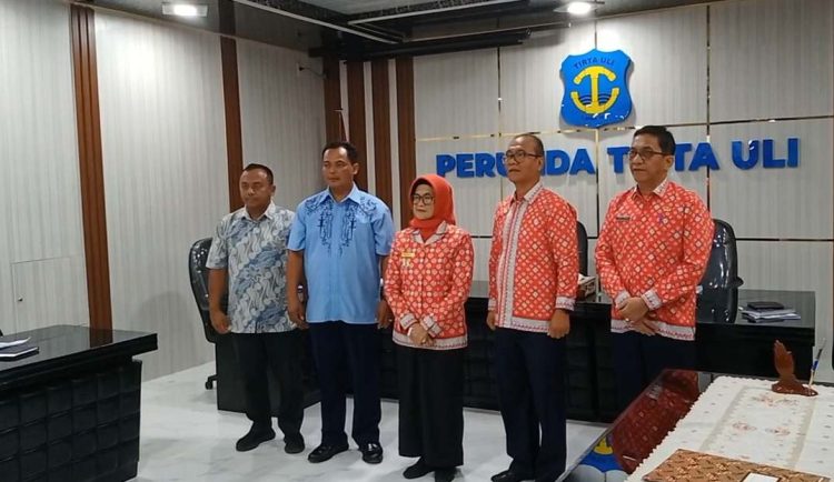 Jajaran Direksi Perumda Tirtauli bersama Dewan Pengawas foto bersama dengan walikota Siantar