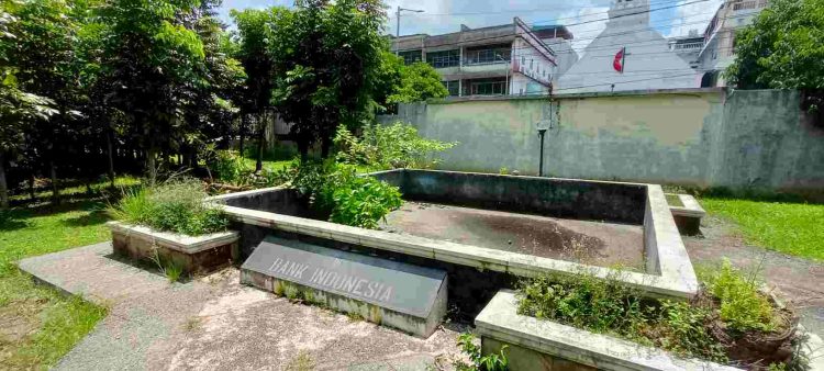 Taman dan kolam RSUD Djasamen Saragih