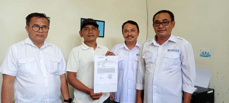 Korban (mengenakan topi) didampingi Kabag Keuangan Perumda Tirta Uli, Muliadi, Kabag Humas, Jimmi Simatupang, dan Kasubbag Humas, M Nurdin, menunjukkan surat laporannya usai melapor ke Polres Pematangsiantar. (isiantar/nda)