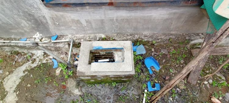 Bak meter milik korban tampak sudah pecah sementara meteran airnya hilang.