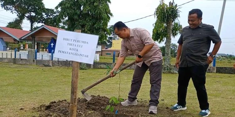 Plt. Dirut Perumda Tirta Uli, Arianto ST, MT, bersama Dirtek Perumda Tirta Uli, Arianto ST, melakukan penanaman pohon pada momen peringatan Hari Air Sedunia, Sabtu (18/5/2024).