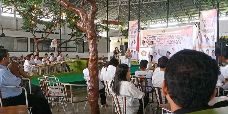 Pasangan bakal calon walikota dan wakil walikota Kurnia Saragih dan Reinward Simanjuntak sedang di atas panggung menyampaikan visi misinya.