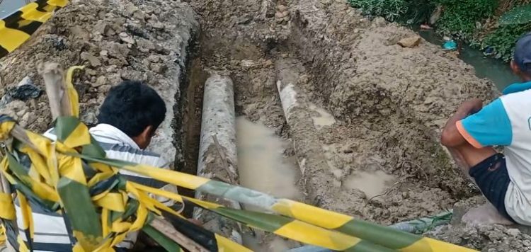 Salah satu titik pipa distribusi yang akan dipindahkan.