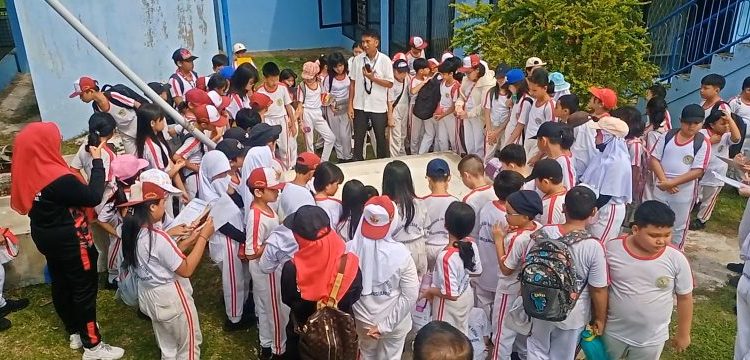 Kabag Humas Perumda Tirta Uli, Dorlim Pasaribu, tengah memberikan pembelajaran tentang cara pengelolaan air kepada pelajar SD Sultan Agung Pematangsiantar, Rabu (25/9/2023).