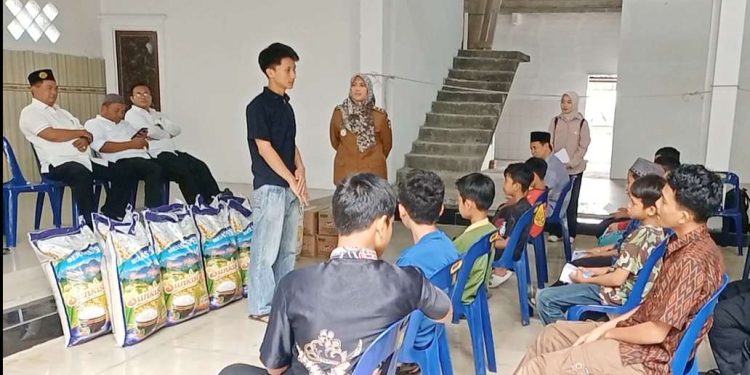 Wakil Walikota Herlina tengah memberikan challenge sambung ayat Alquran berhadiah kepada anak Panti Asuhan Taruna Melati. Semua anak yang menerima tantangan ini berhasil mendapat hadiah dari Herlina. (isiantar/nda)