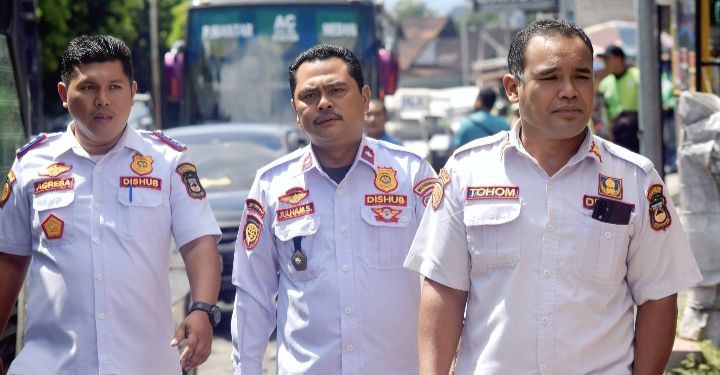 (Tengah) Drs. Julham Situmorang saat masih menjabat Kadishub Siantar.