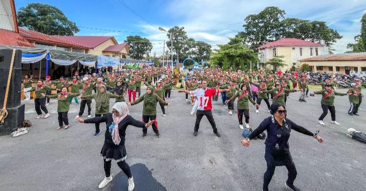 Para Ompung-ompung atau lansia mengikuti senam bersama.