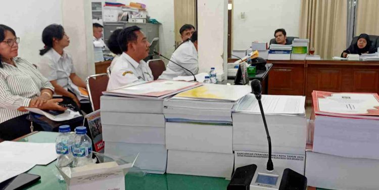 (Tengah) Kepala Dinas Koperasi UKM dan Perdagangan, Herbert Aruan, dalam rapat kerja dengan Komisi II DPRD kota Siantar, Rabu (10/9/2025). (nda)