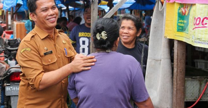 Sekretaris Daerah (Sekda) Junaedi Sitanggang tengah berkomunikasi dengan pedagang eks-Gedung IV yang terbakar, Senin (29/9/2025).