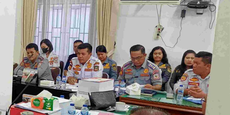 (Kiri ke kanan) Plt Kadishub Alwi Adrian Lumbangaol, didampingi Sekretaris Dishub Lusamti Simamora, dan Kepala Bidang Perhubungan Darat Dishub Agresa Affandi, dalam rapat kerja pembahasan APBD Perubahan TA 2025 dengan Komisi III DPRD Siantar. (isiantar/nda)