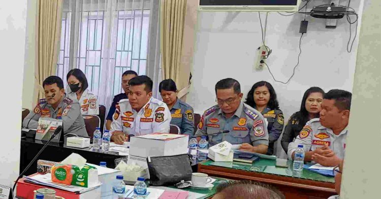 (Kiri ke kanan) Plt Kadishub Alwi Adrian Lumbangaol, didampingi Sekretaris Dishub Lusamti Simamora, dan Kepala Bidang Perhubungan Darat Dishub Agresa Affandi, dalam rapat kerja pembahasan APBD Perubahan TA 2025 dengan Komisi III DPRD Siantar. (isiantar/nda)