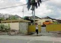 Seorang karyawan tampak baru keluar dari kompleks PT Pabrik Es Siantar. (isiantar/nda)
