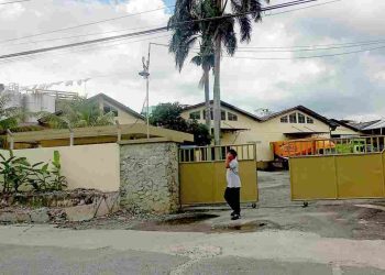 Seorang karyawan tampak baru keluar dari kompleks PT Pabrik Es Siantar. (isiantar/nda)