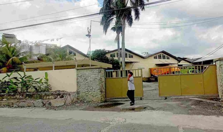 Seorang karyawan tampak baru keluar dari kompleks PT Pabrik Es Siantar. (isiantar/nda)