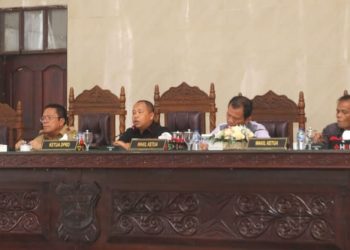 Pimpinan sidang paripurna penyampaian pandangan umum fraksi-fraksi DPRD atas Rancangan P-APBD Tahun Anggaran 2025, Selasa (9/9/2025).