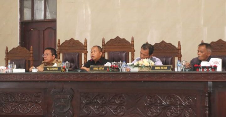 Pimpinan sidang paripurna penyampaian pandangan umum fraksi-fraksi DPRD atas Rancangan P-APBD Tahun Anggaran 2025, Selasa (9/9/2025).