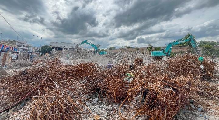Material besi dari hasil pembongkaran Gedung IV Pasar Horas.