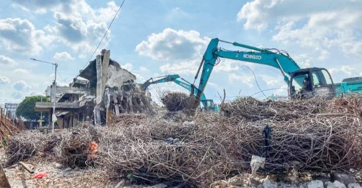 Tumpukan material besi dari hasil perobohan Gedung IV yang menjadi hak pihak ketiga.