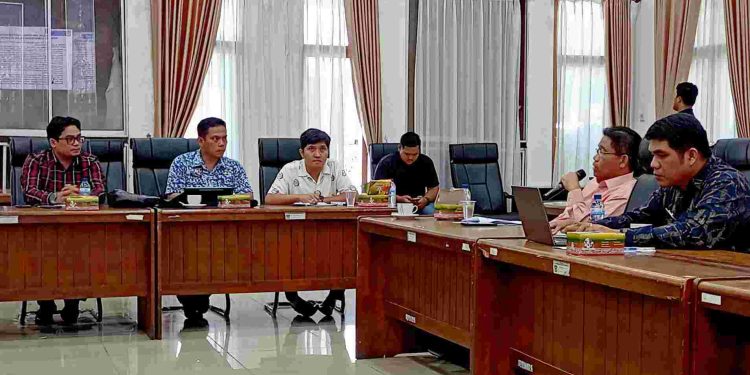 Notaris Dr Henry Sinaga tengah menyampaikan tanggapannya atas hasil audiensi dan konsultasi Pemko Pematangsiantar ke Kementerian Dalam Negeri dan Kementerian Keuangan, Jumat (31/10/2025).