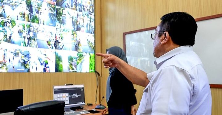 Walikota Wesly Silalahi memantau layar CCTV secara real-time di Command Center, Balaikota, Selasa (16/12/2025).