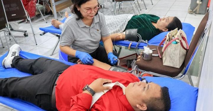 Donor darah menjadi bagian dari perayaan Natal PGPI-P Pematangsiantar di Ruang Serbaguna Pemko Pematangsiantar, Rabu (10/12/2025).