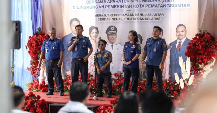 Pegawai Damkar Siantar tengah memberikan kata sambutan di acara Ramah Tamah Walikota dengan ASN Pemko Pematangsiantar, di rumah dinas Walikota Pematangsiantar, Rabu (7/01/2026).