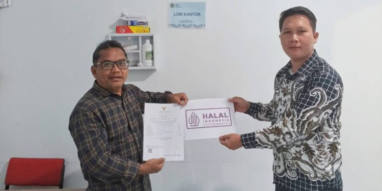M Adil Saragih dari Pendamping Halal Reguler, menyerahkan Sertifikat Halal kepada Sandya Jagad selaku Kepala SPPG Yayasan DS Cikoko Sondi Raya, Jumat (9/1/2026).