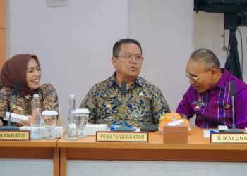 (Tengah) Walikota Pematangsiantar, Wesly Silalahi.