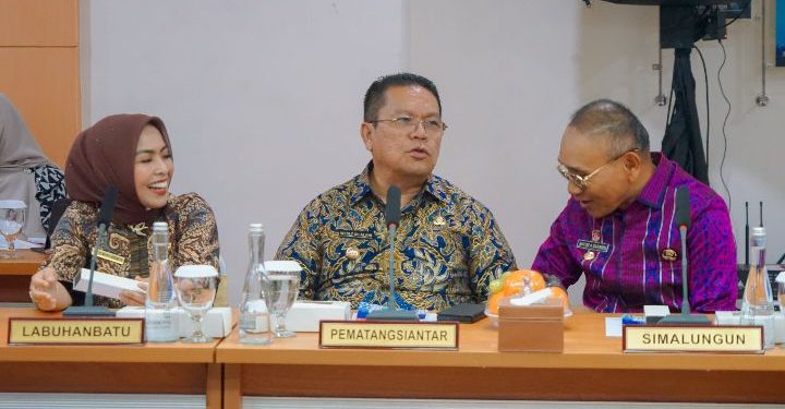 (Tengah) Walikota Pematangsiantar, Wesly Silalahi.