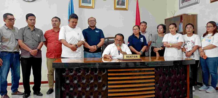 (Tengah) Rektor Universitas HKBP Nomensen Pematangsiantar, Dr. Muktar B. Panjaitan, S.Pd., M.,Pd, didampingi para Wakil Rektor, Ketua Lembaga, Dekanat, Kepala Biro, dan Kepala Program Studi, saat menyampaikan konferensi pers tentang pemecatan salah seorang dosen. (isiantar/nda)