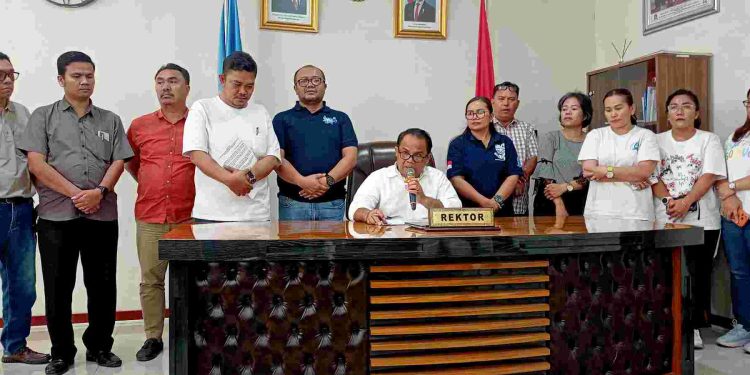 (Tengah) Rektor Universitas HKBP Nomensen Pematangsiantar, Dr. Muktar B. Panjaitan, S.Pd., M.,Pd, didampingi para Wakil Rektor, Ketua Lembaga, Dekanat, Kepala Biro, dan Kepala Program Studi, saat menyampaikan konferensi pers tentang pemecatan salah seorang dosen. (isiantar/nda)