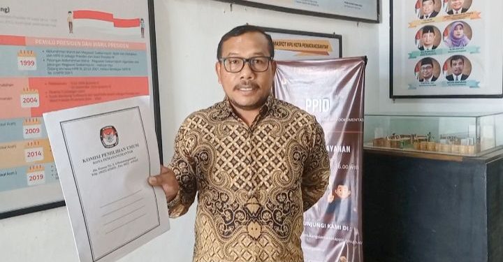 Seniman Nainggolan menunjukkan bundel dokumen berisi salinan ijazah salah seorang pimpinan DPRD, yang baru saja dia peroleh dari KPU Pematangsiantar, Jumat 6 Maret 2026. (isiantar/nda)