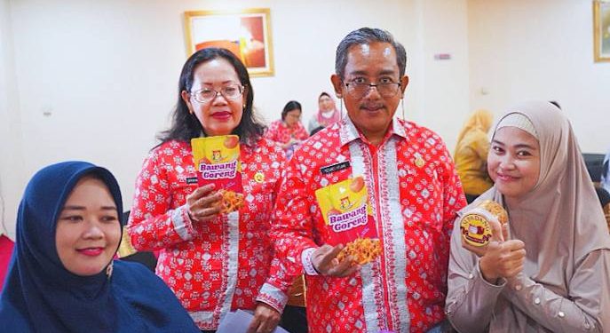 (Tengah) Kepala Dinas Diskopukmdag Kota Pematangsiantar, Herbet Aruan S.Pd., MH.