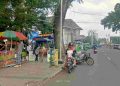 Tampak keberadaan para pedagang di atas trotoar Jalan Jendral Sudirman. Trotoar yang luas yang dulunya dibangun untuk menegaskan estetika dan tempat jogging bagi masyarakat Siantar, meski fungsi utamanya adalah untuk pejalan kaki. (isiantar/nda)