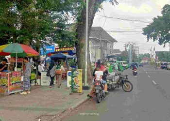 Tampak keberadaan para pedagang di atas trotoar Jalan Jendral Sudirman. Trotoar yang luas yang dulunya dibangun untuk menegaskan estetika dan tempat jogging bagi masyarakat Siantar, meski fungsi utamanya adalah untuk pejalan kaki. (isiantar/nda)
