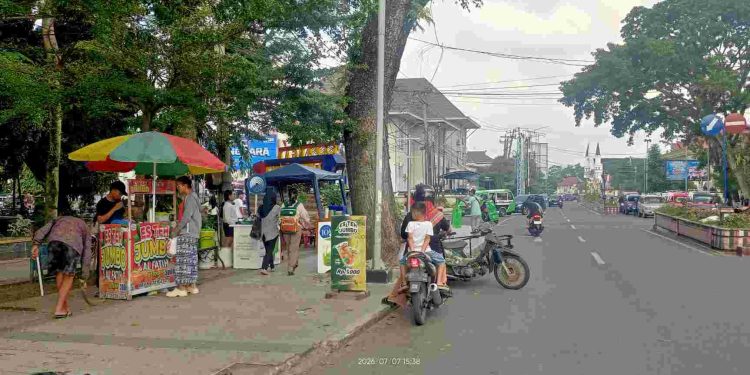 Tampak keberadaan para pedagang di atas trotoar Jalan Jendral Sudirman. Trotoar yang luas yang dulunya dibangun untuk menegaskan estetika dan tempat jogging bagi masyarakat Siantar, meski fungsi utamanya adalah untuk pejalan kaki. (isiantar/nda)