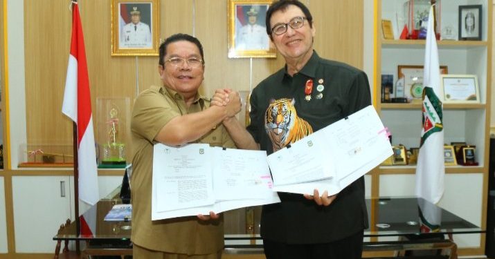 Walikota Pematangsiantar Wesly Silalahi, dan Pimpinan PT Unitwin Indonesia Dr H Rahmat Shah.